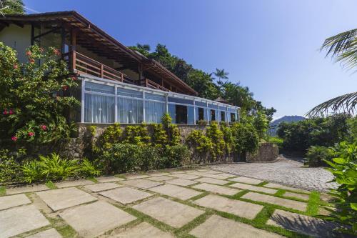 Taman di luar Pousada Recanto de Paraty