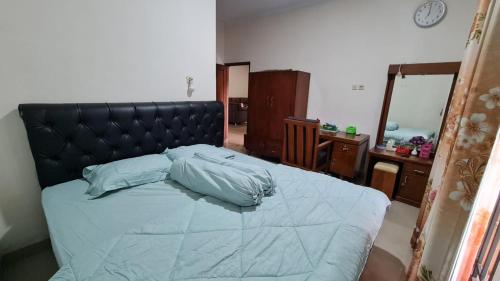 Ένα ή περισσότερα κρεβάτια σε δωμάτιο στο Rumah Kalimanjung