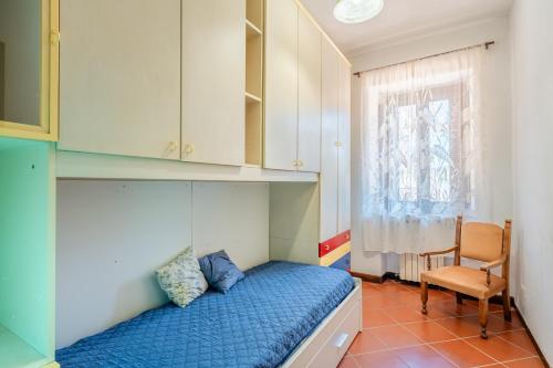 ein kleines Schlafzimmer mit einem Bett und einem Stuhl in der Unterkunft Casa dei Pini Pieve a Nievole in Pieve a Nievole