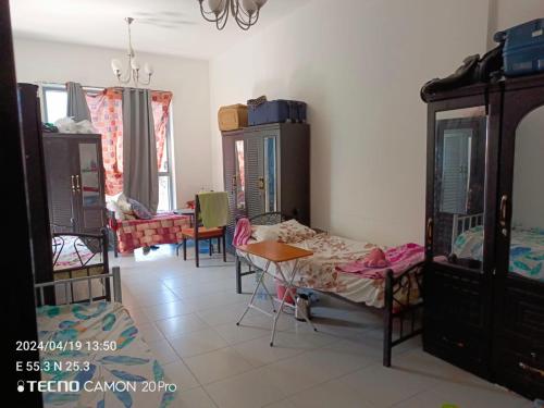 - une chambre avec des lits, une table et des chaises dans l'établissement Tamer, à Dubaï