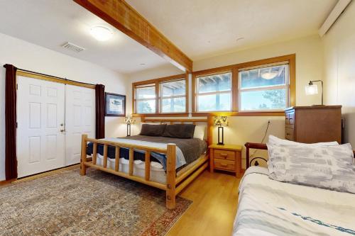 a bedroom with a bed and a bed sidx sidx sidx sidx sidx at Anchors Aweigh in Rockaway Beach