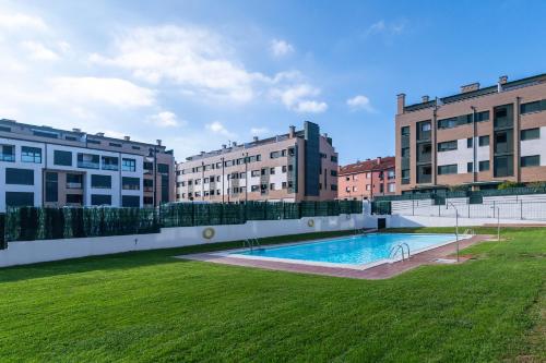 ein Swimmingpool in der Mitte eines Hofes mit Gebäuden in der Unterkunft Casadiella, apartamento con terraza y piscina, playa 3 km VUT-5630-AS in Llanes