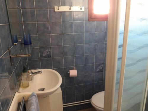 une salle de bain avec un lavabo et des toilettes dans l'établissement St Cyprien maison 4 personnes 200m de la plage, à Saint-Cyprien