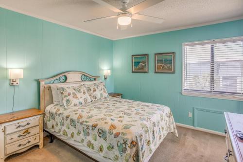 Schlafzimmer mit einem Bett und einem Deckenventilator in der Unterkunft Beachfront Resort Condo with Pool View and Balcony! in Myrtle Beach