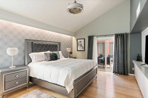 ein Schlafzimmer mit einem großen Bett und einem Fernseher in der Unterkunft Ocean Drive Oasis w Hot Tub Awaits in Corpus Christi