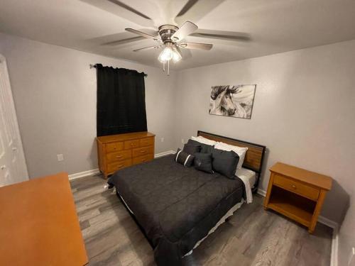 um quarto com uma cama e uma ventoinha de tecto em Modern 3 bedrm 5 mins 2 airport free parking wi-fi em Kenner