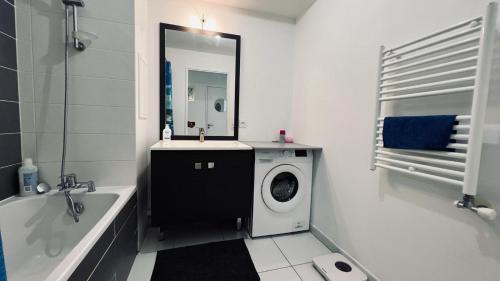 LumièreParisienne:Appt 66m², FREE Parking, Métro13 tesisinde bir banyo