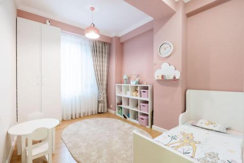 Dormitorio infantil con cama y mesa en New apartment in Vake for rent en Tiflis