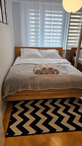 ein Schlafzimmer mit einem Bett mit zwei Handtüchern darauf in der Unterkunft Apartament na Kazańskiej in Łomża