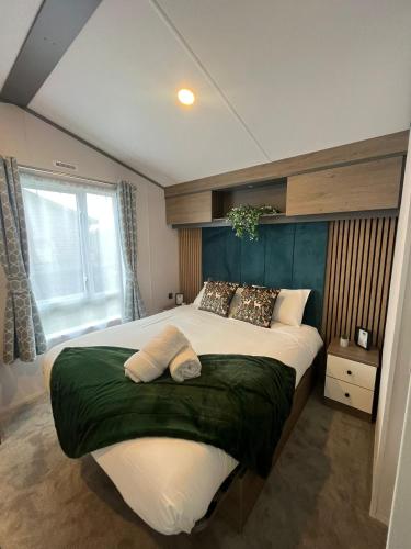 Voodi või voodid majutusasutuse Lottie's Lodge With Hot Tub toas