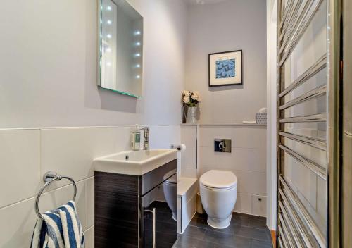 een badkamer met een wastafel en een toilet bij Heritage Retreat - Aldeburgh in Aldeburgh