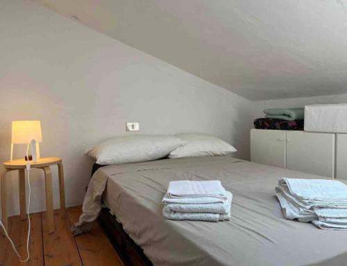 een slaapkamer met een bed met handdoeken erop bij Sperlonga con vista sulle isole in Sperlonga