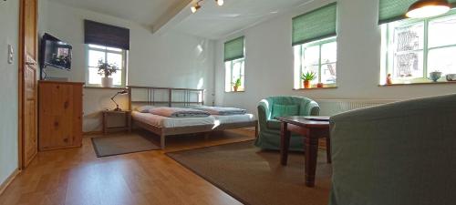 アルンシュタットにあるFerienwohnung Wenzlaffのベッドルーム1室(ベッド1台、テーブル、椅子付)