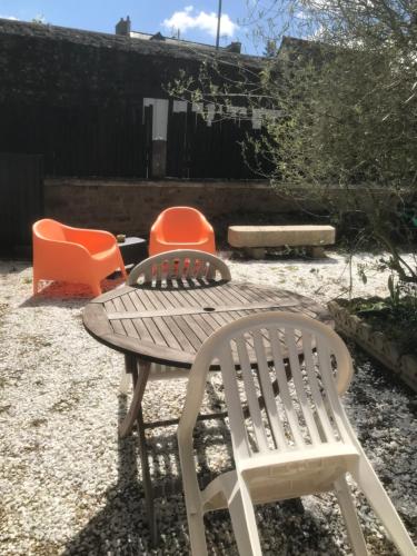 a patio with a table and two chairs at Charmante maisonnette proximité cité médiévale et bords de Rance in Dinan