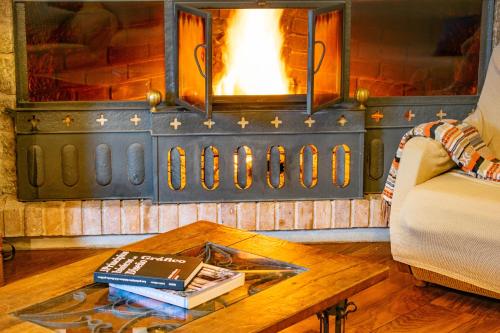 sala de estar con chimenea y mesa de centro en Casa Artorena, en Lizaso