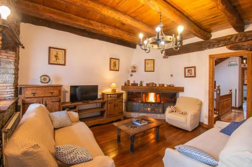 sala de estar con sofá y chimenea en Casa Artorena, en Lizaso