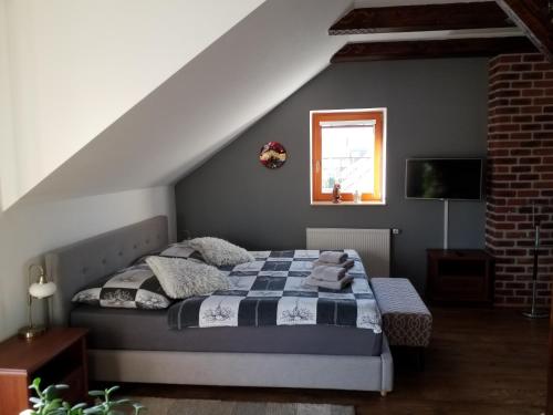 a bedroom with a bed in a attic at Green Apartment in Františkovy Lázně