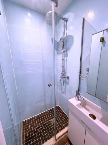 une salle de bain avec douche et lavabo dans l'établissement Secret de Montreuil au Cœur de la Ville (Paris), à Montreuil