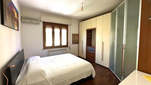 Tempat tidur dalam kamar di SE071- Senigallia, trilocale comodo al mare e al centro storico