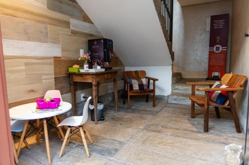 a table and chairs in a room with a table and chairs at Pousada Do Largo in Tiradentes