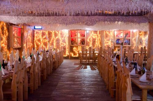 ZblewoDworek Tucholski的宴会厅里摆放着桌椅，还有圣诞彩灯。