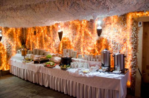 ZblewoDworek Tucholski的一张长桌,上面有白色的桌布和食物