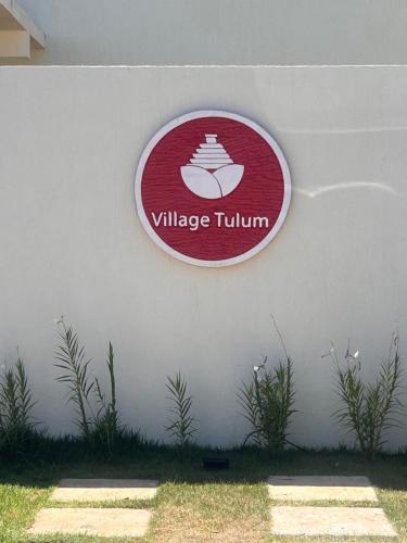 a sign on the side of a building at Vilagem tulum barra grande 2 quartos piscina in Marau