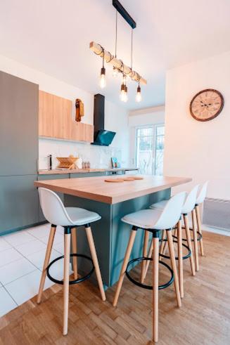 uma cozinha com uma mesa e quatro bancos em Bourg La Reine Tranquil Haven em Bourg-la-Reine