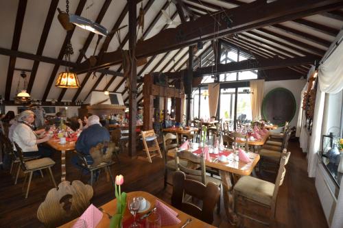 um grupo de pessoas sentadas em mesas em um restaurante em Weinhaus Steppe Hotel 3***Superior und Weinstube em Waldbronn