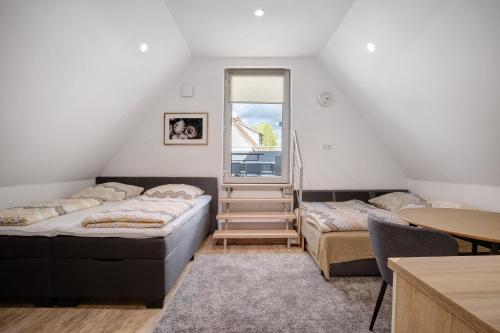 Un pat sau paturi într-o cameră la Ferienwohnung Erhardt