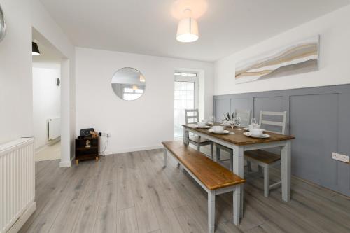 Afbeelding uit fotogalerij van Modern House near Washeries Park in Nant-y-moel