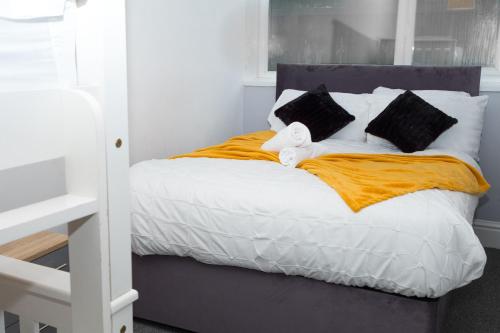 Katil atau katil-katil dalam bilik di Bloomfield Apartments