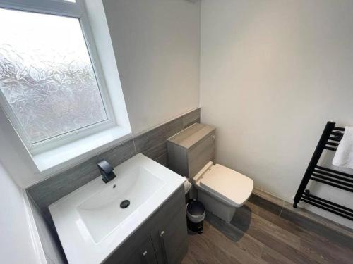 Bilik mandi di Bloomfield Apartments