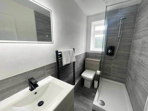Bilik mandi di Bloomfield Apartments