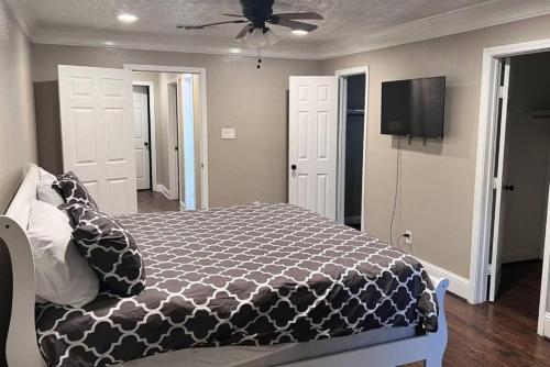 a bedroom with a bed and a ceiling fan at Pool/ Outdoor kitchen/Pool table in Houston