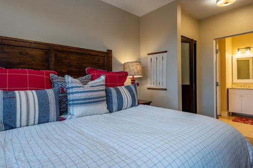 a bedroom with a bed with red and blue pillows at Evergreen Condo 26 in Ketchum
