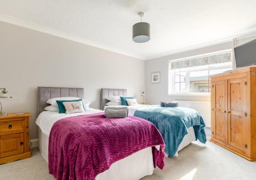 1 dormitorio con 2 camas y ventana en Hares Meadow en Trimingham
