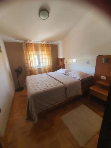 1 dormitorio con 1 cama grande en una habitación en AP Silvija, en Zadar