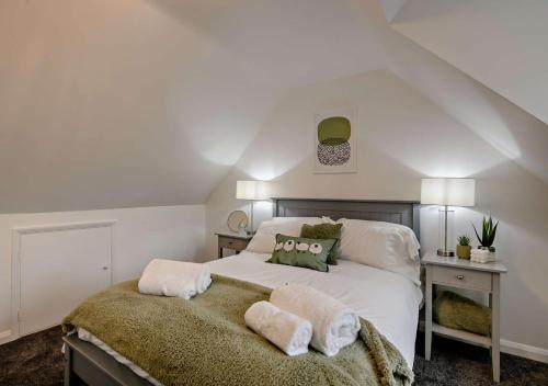 ein Schlafzimmer mit einem Bett mit Handtüchern darauf in der Unterkunft The Old Dairy - Mundesley in Mundesley