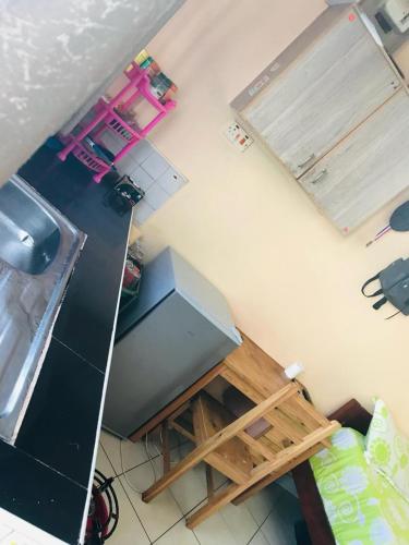 einen Blick über eine Küche mit einer Theke und einem Tisch in der Unterkunft lovely small home in Nairobi