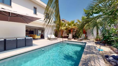 une piscine dans l'arrière-cour d'une maison dans l'établissement Villa avec piscine au sel à 50 mètres de la plage, au Cap d'Agde