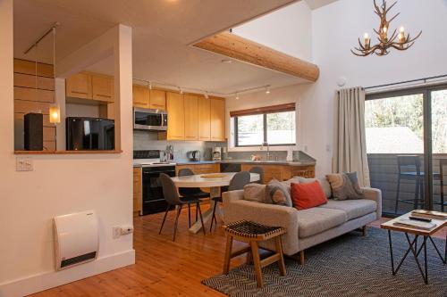 sala de estar y cocina con sofá y mesa en Meadowbrook Condos en Ketchum