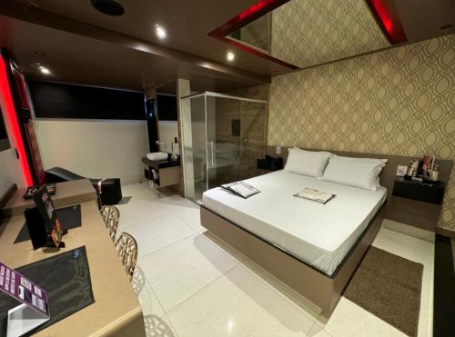 um quarto com uma cama e uma casa de banho em Prestige Motel 1 em São Paulo