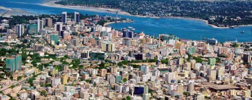 una vista aérea de una ciudad con edificios altos en 1 NICOS LODGING en Dar es Salaam