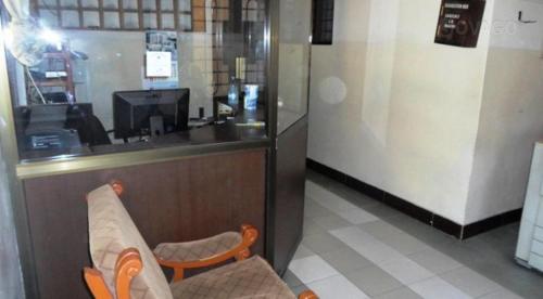 una sala d'attesa con bancone e sedia di 1 NICOS LODGING a Dar es Salaam