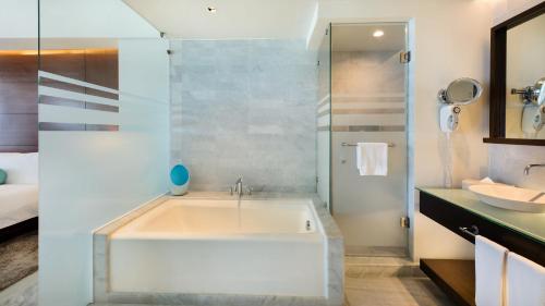Ванная комната в Palacio Mundo Imperial Riviera Diamante Acapulco All Inclusive