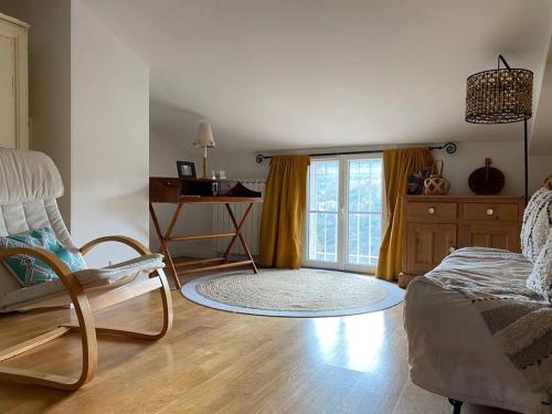 une chambre avec un lit, une chaise et une fenêtre dans l'établissement La Voie Lactée, à Villemus