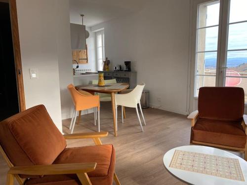 un salon avec un canapé, une table et des chaises dans l'établissement La Voie Lactée, à Villemus