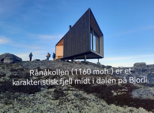 ein kleines Haus auf einem Berg in der Unterkunft Leilighet på Bjorli Apartment in Bjorli