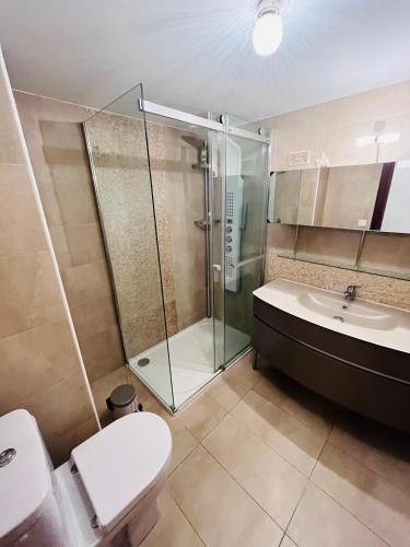 une salle de bain avec une douche, des toilettes et un lavabo dans l'établissement St Cyprien - Marquard family, à Saint-Cyprien